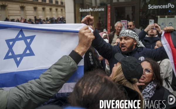 Manifestation propalestinienne devant  L école de Sciences po à Paris 
