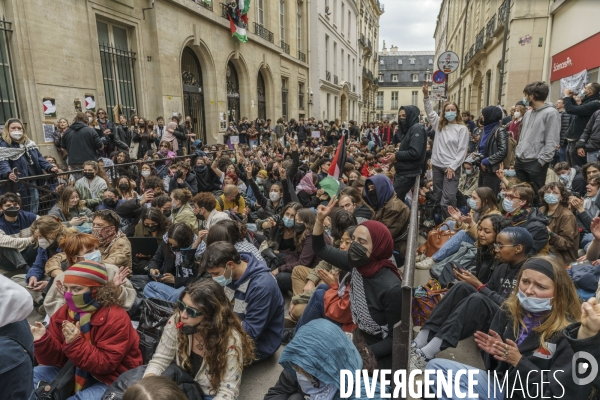 Manifestation propalestinienne devant  L école de Sciences po à Paris 