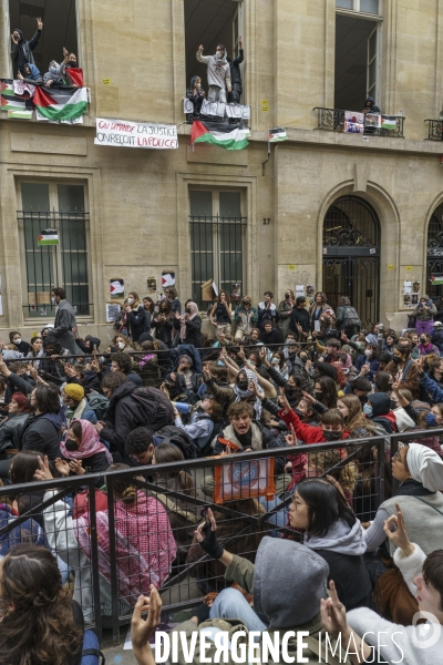 Manifestation propalestinienne devant  L école de Sciences po à Paris 