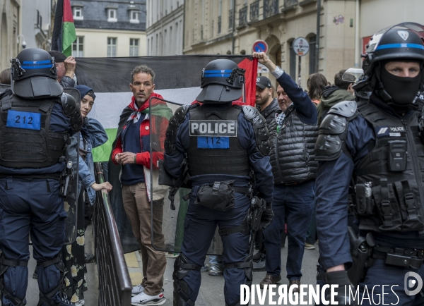 Manifestation propalestinienne devant  L école de Sciences po à Paris 
