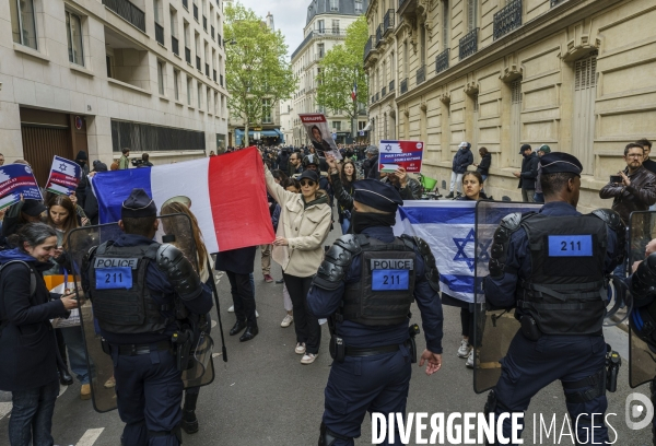 Manifestation propalestinienne devant  L école de Sciences po à Paris 