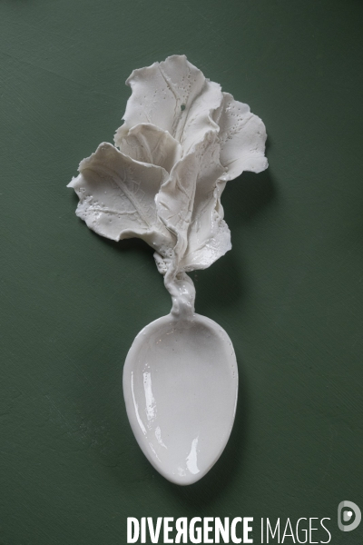 La céramiste Cécile Boudsocq, dans son atelier à Argenteuil