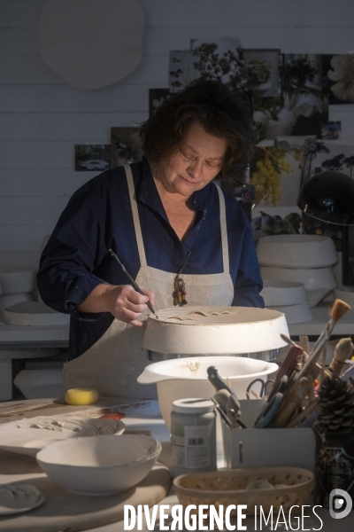 La céramiste Cécile Boudsocq, dans son atelier à Argenteuil