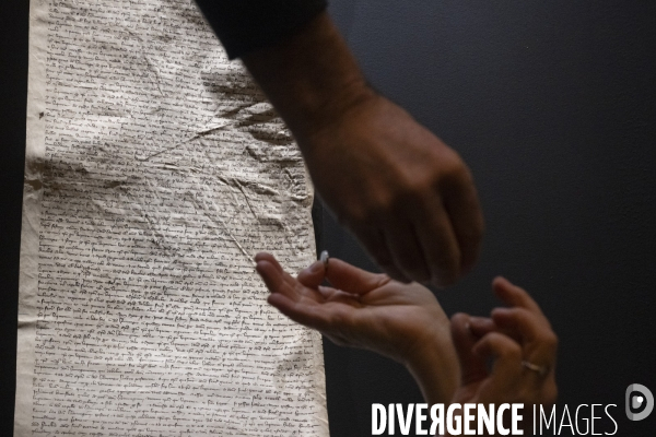 Accrochage de l exposition Sacrilège ! aux Archives Nationales