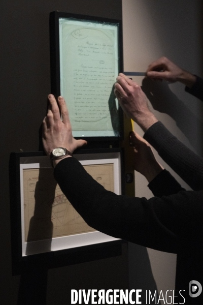 Accrochage de l exposition Sacrilège ! aux Archives Nationales