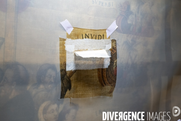 Accrochage de l exposition Sacrilège ! aux Archives Nationales