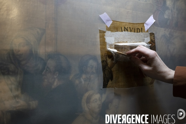 Accrochage de l exposition Sacrilège ! aux Archives Nationales