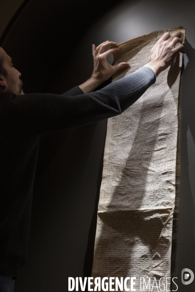 Accrochage de l exposition Sacrilège ! aux Archives Nationales
