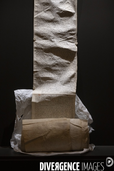Accrochage de l exposition Sacrilège ! aux Archives Nationales