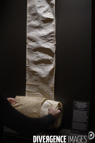 Accrochage de l exposition Sacrilège ! aux Archives Nationales