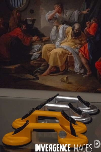Accrochage de l exposition Sacrilège ! aux Archives Nationales