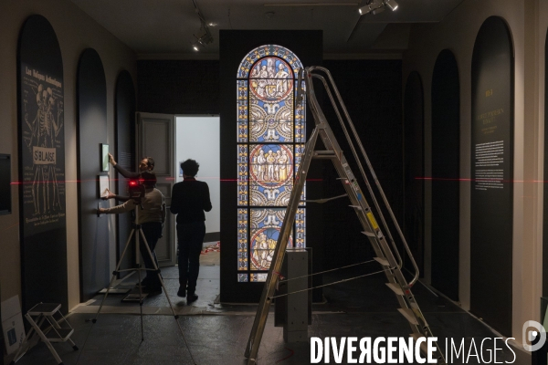 Accrochage de l exposition Sacrilège ! aux Archives Nationales