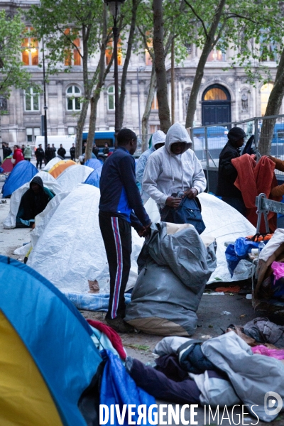 Evacuation Campement MNA à Hotel de Ville. 