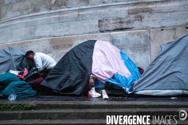 Evacuation Campement MNA à Hotel de Ville. 