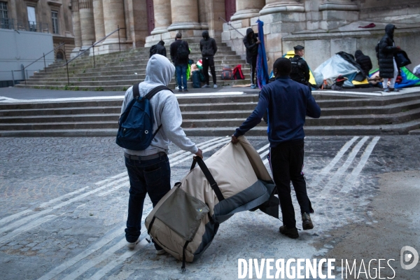 Evacuation Campement MNA à Hotel de Ville. 