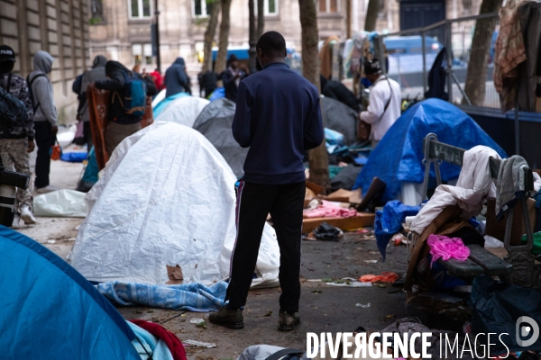 Evacuation Campement MNA à Hotel de Ville. 