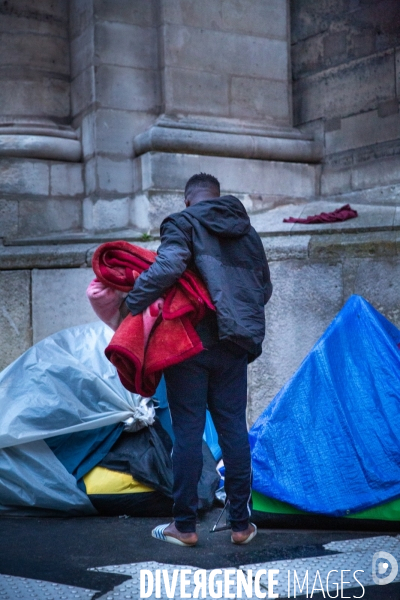 Evacuation Campement MNA à Hotel de Ville. 