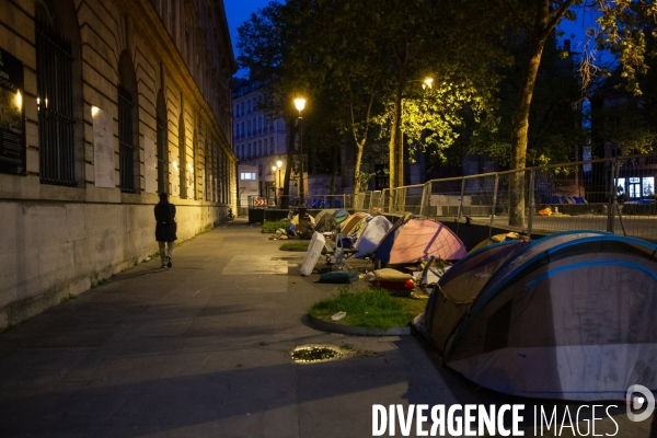 Evacuation Campement MNA à Hotel de Ville. 