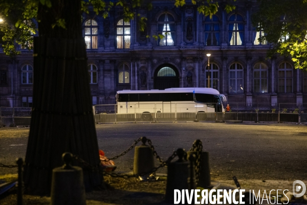 Evacuation Campement MNA à Hotel de Ville. 