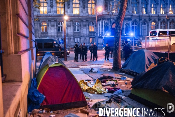 Evacuation Campement MNA à Hotel de Ville. 