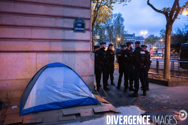 Evacuation Campement MNA à Hotel de Ville. 