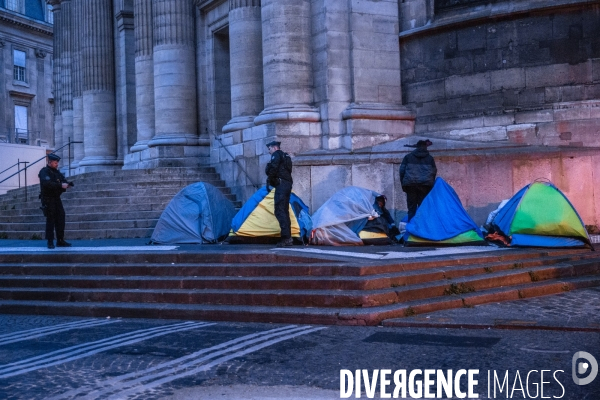 Evacuation Campement MNA à Hotel de Ville. 