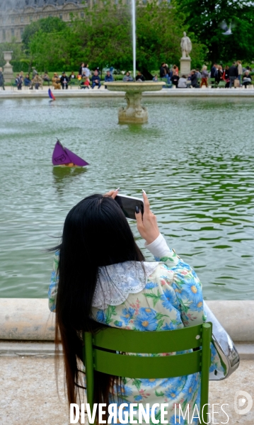 Aux Tuileries, au bord du bassin central