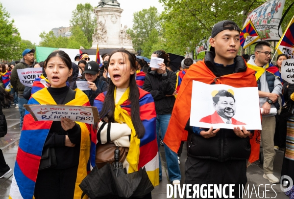 Visite du président chinois à Paris : Les Tibétains manifestent contre l occupation chinoise.
