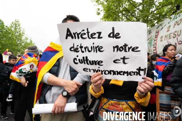 Visite du président chinois à Paris : Les Tibétains manifestent contre l occupation chinoise.