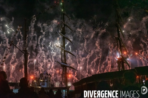 Spectacle pyrotecnique pour l arrivée de la flamme olympique