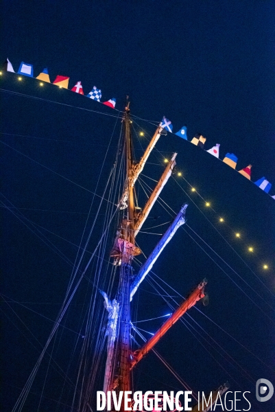 Spectacle pyrotecnique pour l arrivée de la flamme olympique