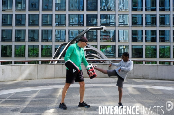 A La Défense, pére et fils à l entrainement  au Taekwondo