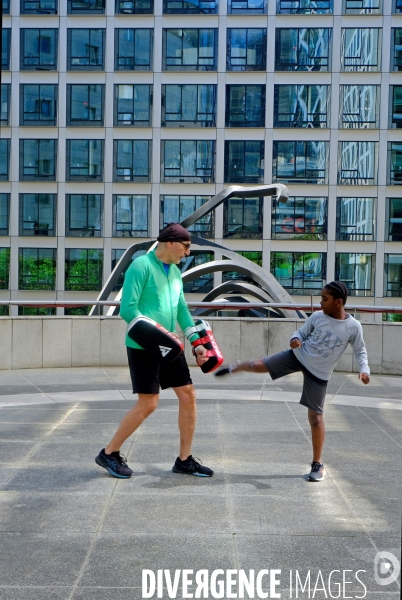 A La Défense, pére et fils à l entrainement  au Taekwondo