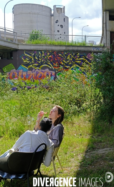 Des bulles de savon flottent sous le périphérique Est