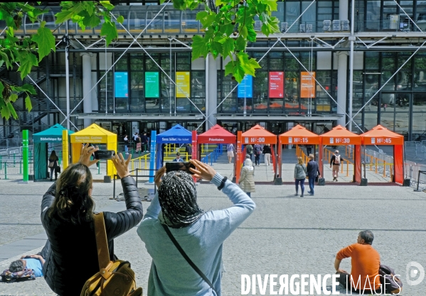 Formes et couleurs sur le parvis du centre Pompidou