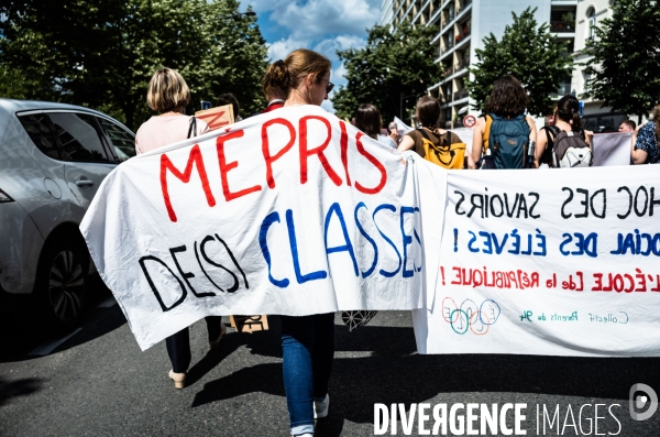 Manifestation contre « le choc des savoirs ».