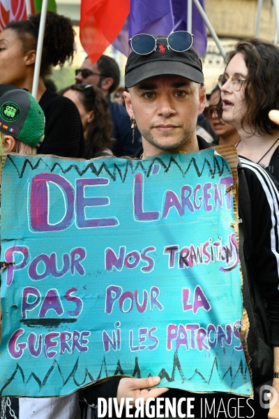 Manifestation contre la transphobie et le projet de loi LR sur la transidentité des mineurs, le 27 mai à Paris.