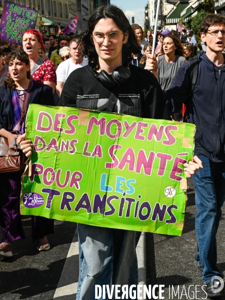 Manifestation contre la transphobie et le projet de loi LR sur la transidentité des mineurs, le 27 mai à Paris.