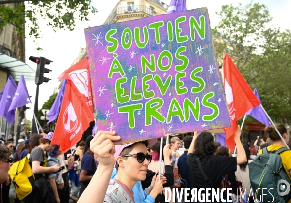Manifestation contre la transphobie et le projet de loi LR sur la transidentité des mineurs, le 27 mai à Paris.