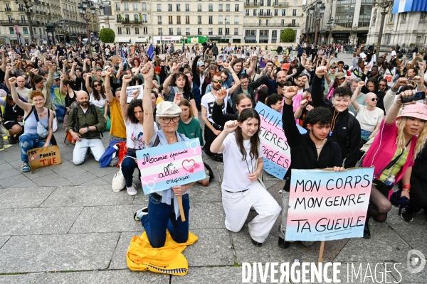 Manifestation contre la transphobie et le projet de loi LR sur la transidentité des mineurs, le 27 mai à Paris.