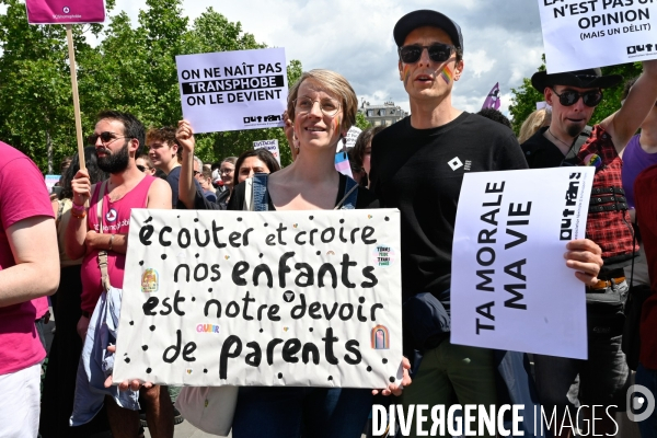 Manifestation contre la transphobie et le projet de loi LR sur la transidentité des mineurs, le 27 mai à Paris.