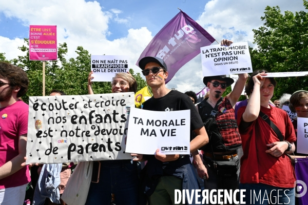 Manifestation contre la transphobie et le projet de loi LR sur la transidentité des mineurs, le 27 mai à Paris.