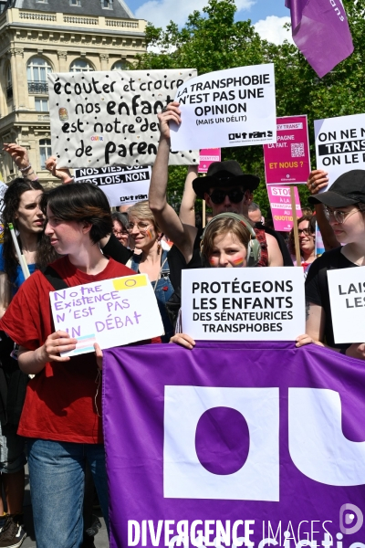 Manifestation contre la transphobie et le projet de loi LR sur la transidentité des mineurs, le 27 mai à Paris.