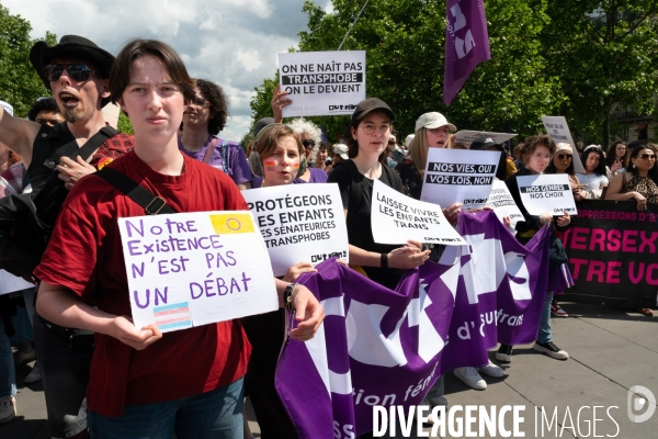 Manifestation contre la transphobie et le projet de loi LR sur la transidentité des mineurs, le 27 mai à Paris.