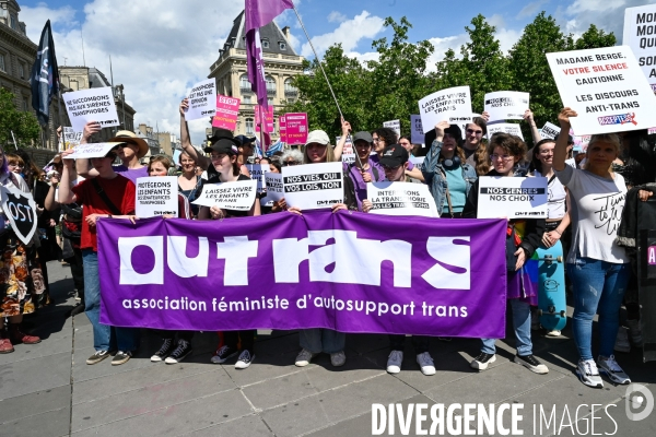 Manifestation contre la transphobie et le projet de loi LR sur la transidentité des mineurs, le 27 mai à Paris.