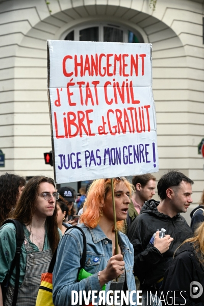 Manifestation contre la transphobie et le projet de loi LR sur la transidentité des mineurs, le 27 mai à Paris.