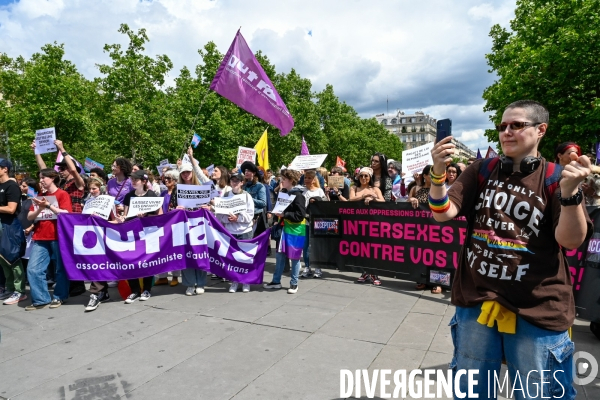 Manifestation contre la transphobie et le projet de loi LR sur la transidentité des mineurs, le 27 mai à Paris.