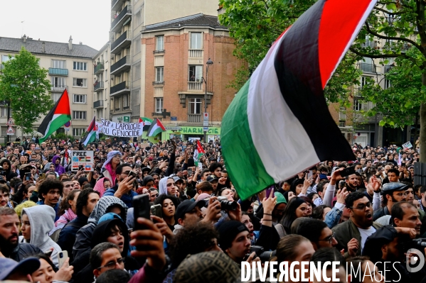 Manifestation devant le siege de TF1 avant une interview de Benjamin Netanyahu sur LCI