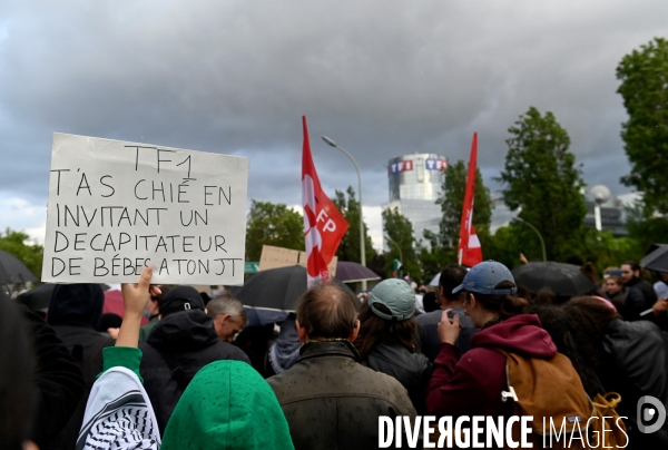 Manifestation devant le siege de TF1 avant une interview de Benjamin Netanyahu sur LCI