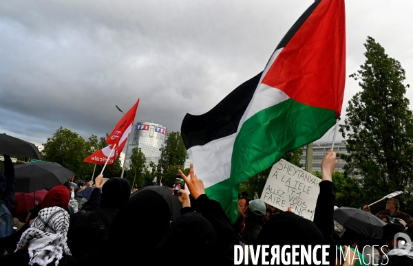 Manifestation devant le siege de TF1 avant une interview de Benjamin Netanyahu sur LCI